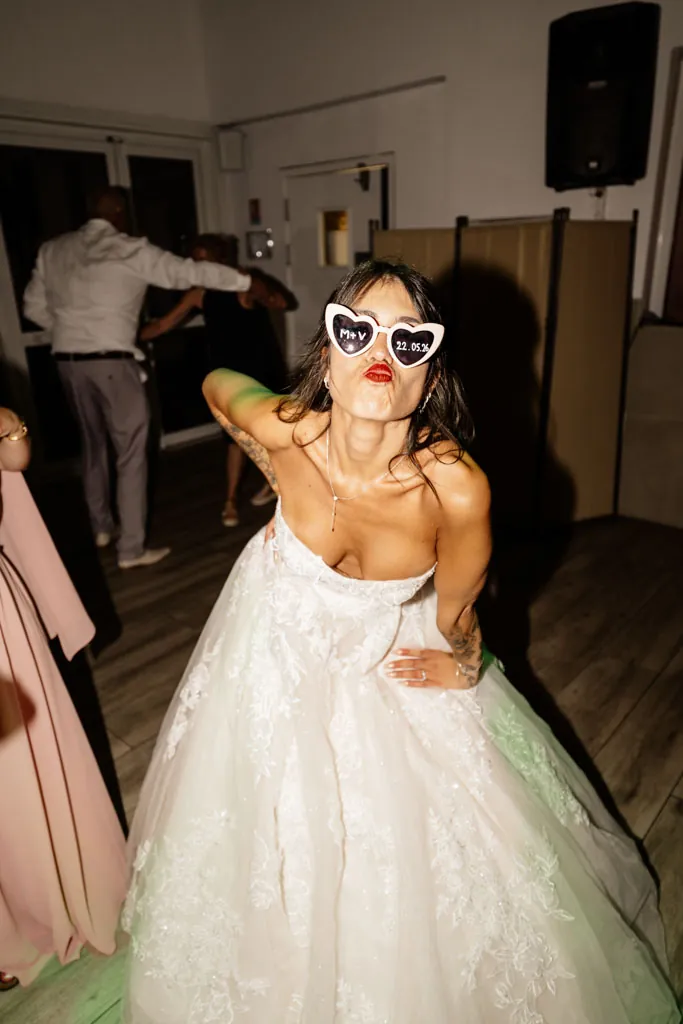 La mariée sur la piste de danse pendant la soirée
