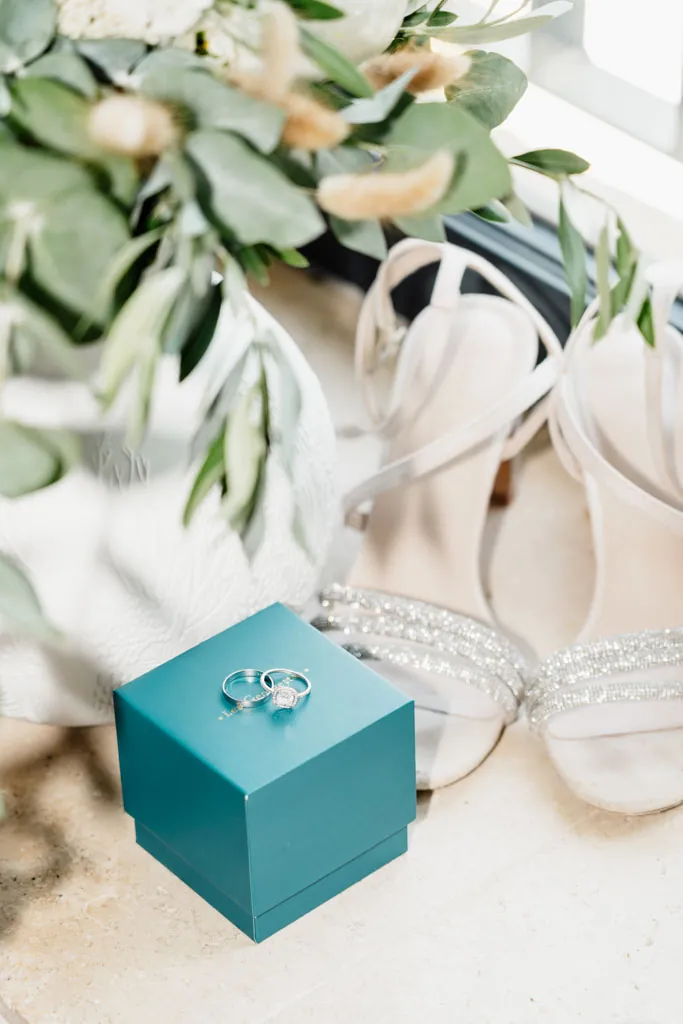 Détails du jour J : alliances, chaussures et bouquet de la mariée