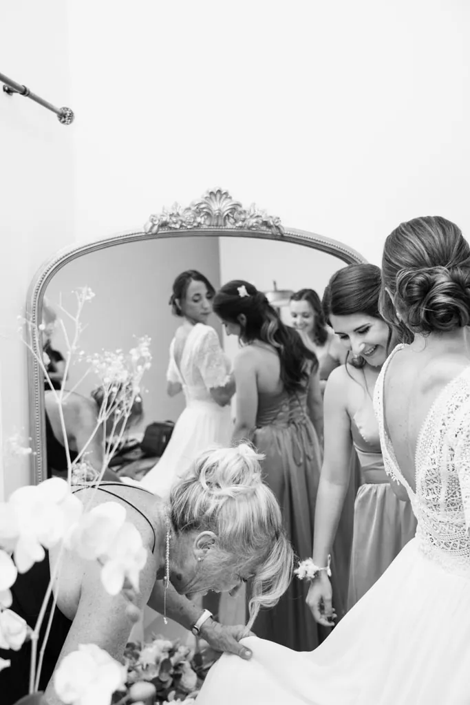 Préparatifs de la mariée avec ses demoiselles d’honneur, en noir et blanc