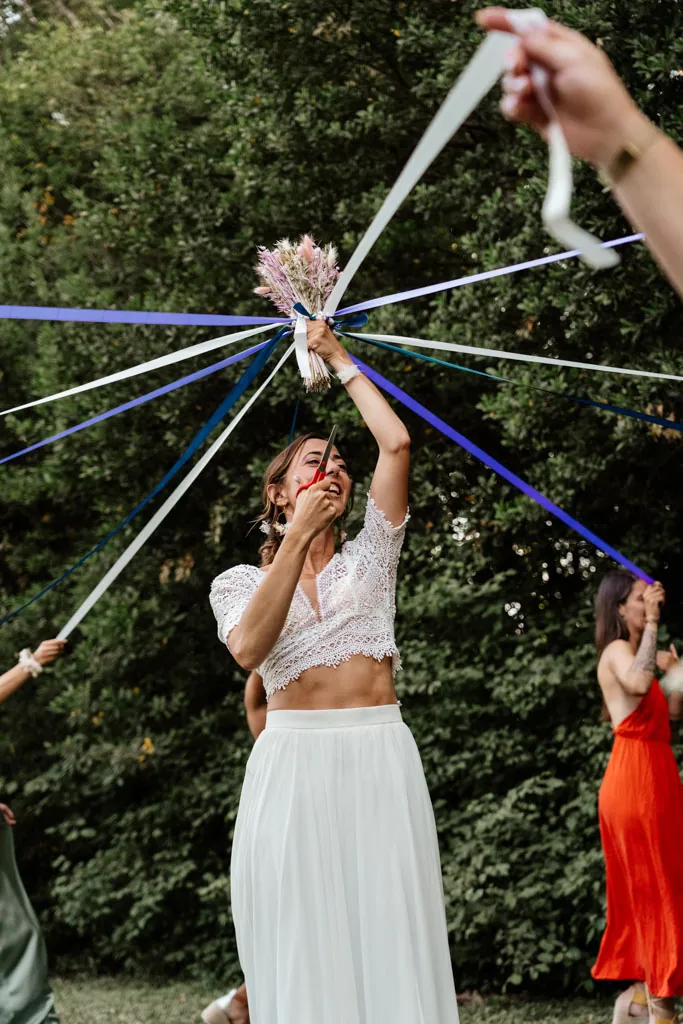 Lancer du bouquet de la mariée, entourée de ses invitées