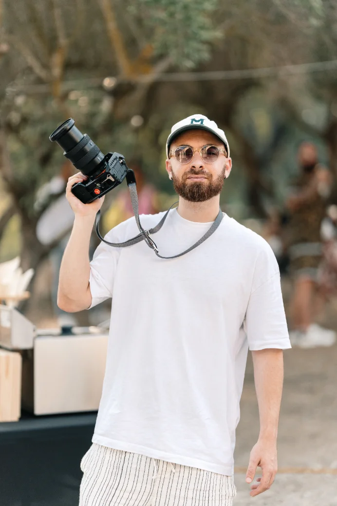 Clément Mirlocca, photographe et vidéaste de mariage, appareil photo à la main